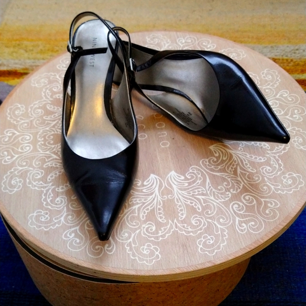 Sz. 9. M, Black leather, Nine West 2 1/2" slingback